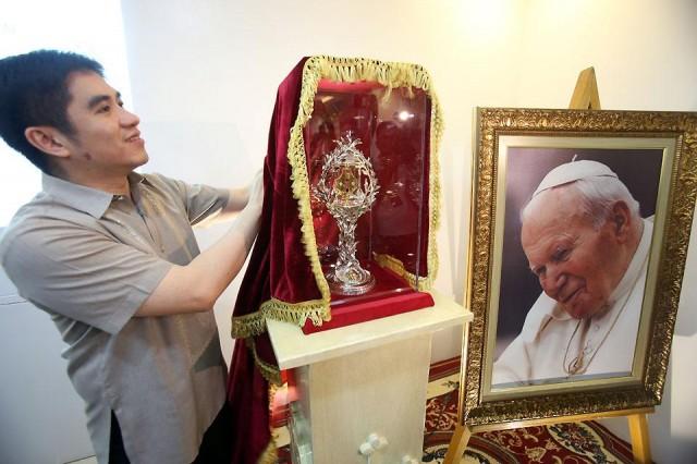 St. John Paul II relic unveiled at Manila Cathedral. Photo: Danny Pata