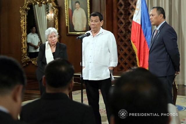 GSIS President and General Manager Jesus Clint Aranas is shown here (right) with President Duterte and Education Secretary Leonor Briones. Richard Madelo /PPD 