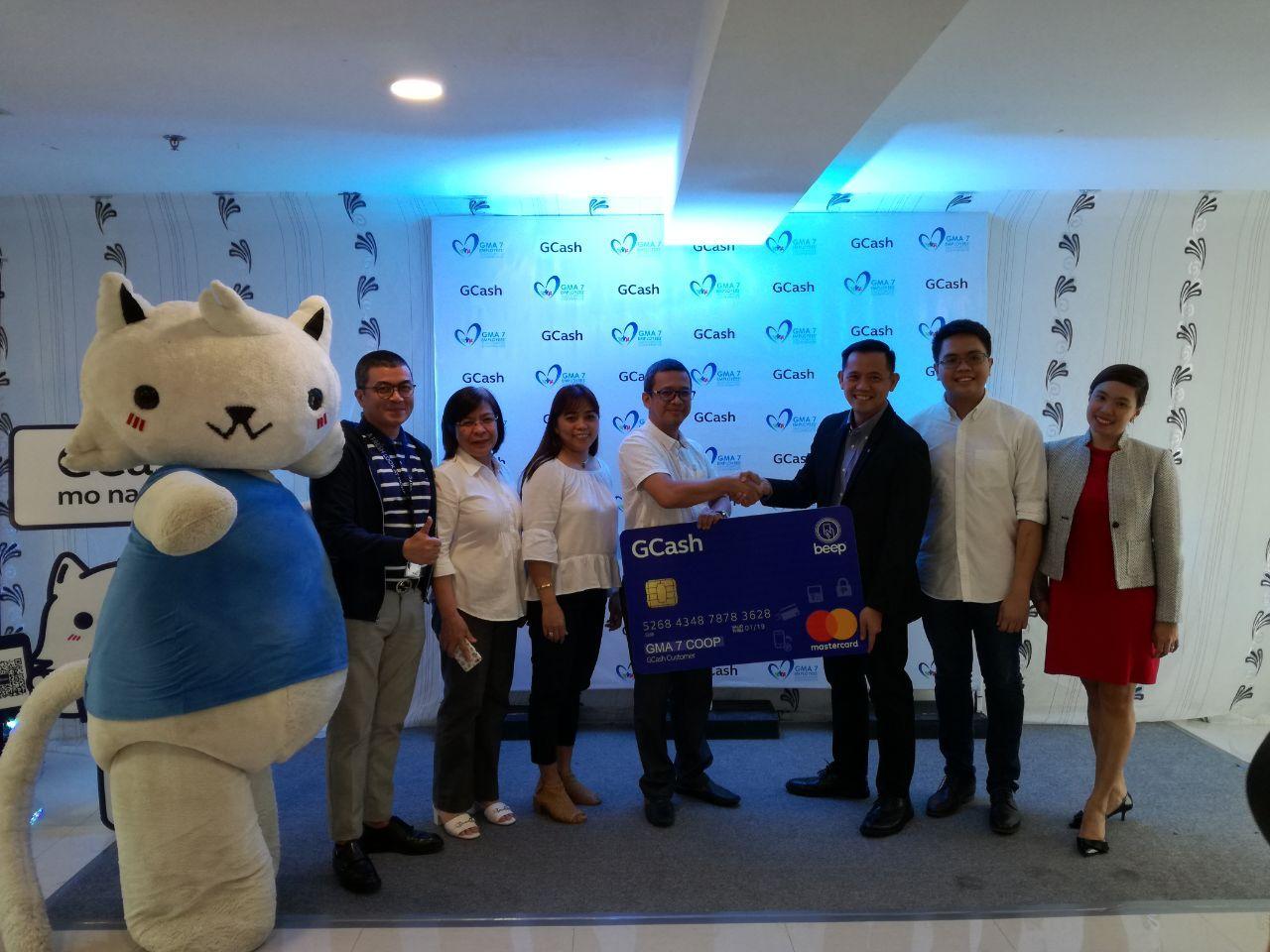 G-Xchange President and CEO Albert Tinio (center, right) and GEMPC Chairperson Jose Vernon Jacela (center, left) seal the partnership with a handshake. Together with them are (from L-R): Mynt Cluster Head P3 Nino Obach, GEMPC Treasurer Victoria Arradaza, GEMPC Vice Chairperson Lorna Reubal, Mynt VP for Finance Ron Testa, and Globe Cluster Head OIC Karen Cafe.