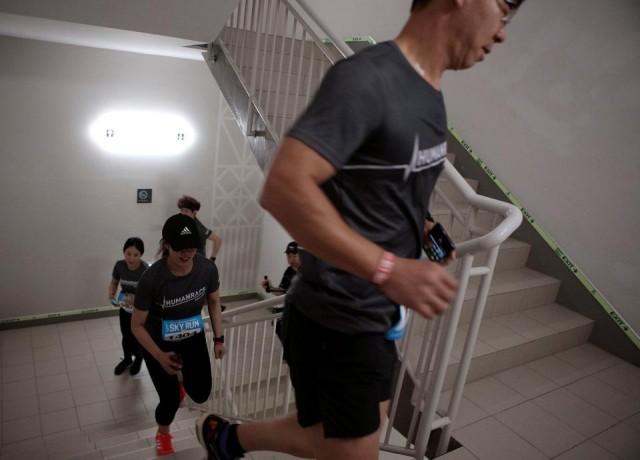 Runners participate in a vertical marathon held in the 123-floor Lotte World Tower in Seoul, South Korea May 13, 2018. REUTERS/Kwak Sung-Kyung