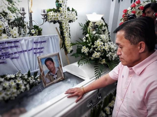 Special Assistant to the President Bong Go pays his respects to murdered broadcaster Edmund Sestoso during his visit to Dumaguete on Thursday, May 3, 2018. Photo: Raffy Cabristante