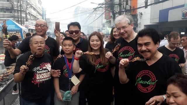  Bacolod City officials led by Mayor Evelio Leonardia (right) and Event Director Councilor Cindy Rojas (3rd from right) with Russian Ambassador to the Philippines His Excellency Igor Khovaev (2nd from right) during the 1st Bacolod Chicken Inasal Festival held on Araneta Street in the Negros Occidental capital city this afternoon.