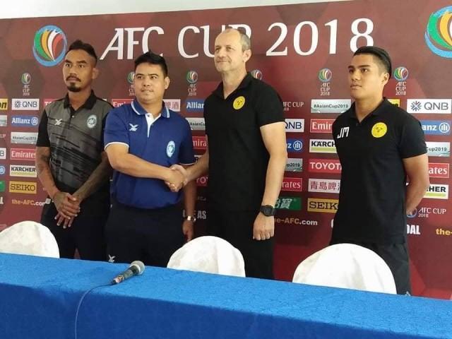 Ceres Negros Football Club coach Risto Vidakovic (2nd from right) and Yangon United head coach Myo Min Tun (2nd from left) with one of their respective team players during the pre-match press conference in Bacolod City Tuesday. Photo: Erwin Nicavera