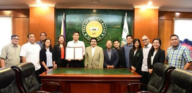 Bacolod City officials led by Mayor Evelio Leonardia (7th from left) with University of St. La Salle &acirc; Bacolod 2017 Bar exam passers led by topnotcher Mark John Simondo (6th from left during their courtesy call at the Government Center Wednesday. PHOTO BY BACOLOD PIO