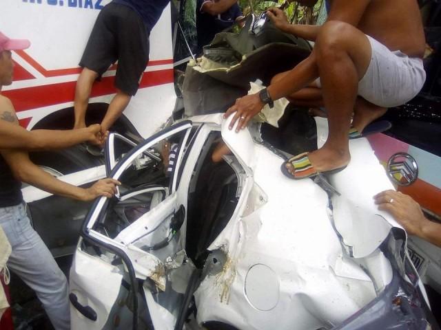 Patay ang isang babae matapos ma-sandwich ng dalawang pampasaherong bus ang isang SUV sa Maharlika Highway, Do&Atilde;&plusmn;a Aurora, Calauag, Quezon, Mayo 13, 2018. Photo: Kabalikat Civicom Calauan/PNP Calauag