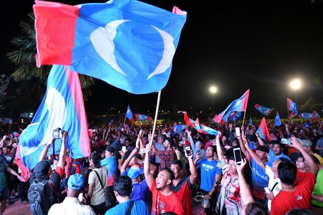 Supporters of Mahathir Mohamad, former Malaysian prime minister and opposition candidate for Pakatan Harapan (Alliance of Hope), celebrate the victory in general election outside the hotel, where Mahathir Mohamad held news conference, in Petaling Jaya, Malaysia, May 10, 2018. REUTERS/Stringer