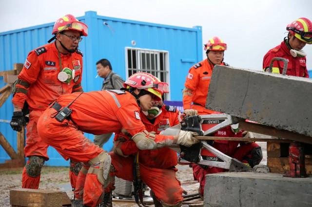 Members of a rescue team take part in a rescue skills competition ahead of the 10th anniversary of the 2008 Sichuan earthquake, in Mianyang, Sichuan province, China May 10, 2018. Picture taken May 10, 2018. REUTERS/Stringer