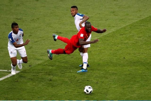 World Cup - Group G - Belgium vs Panama - Fisht Stadium, Sochi, Russia - June 18, 2018 Belgium's Romelu Lukaku in action with Panama's Fidel Escobar and Erick Davis REUTERS/Carlos Garcia Rawlins