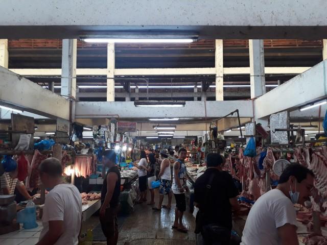 Some stalls at the Dumaguete City Public Market still use plastic bags, even as the 'No Plastic Everyday' policy begins implementation today, June 1, 2018. Photo by Raffy Cabristante