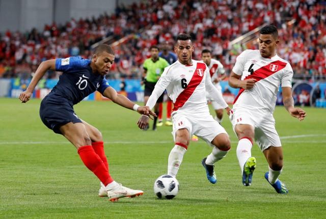 France vs Peru - Ekaterinburg Arena, Yekaterinburg, Russia - June 21, 2018 France's Kylian Mbappe in action with Peru's Miguel Trauco and Anderson Santamaria REUTERS/Darren Staples