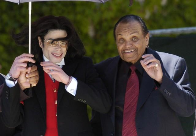 File photo of pop star Michael Jackson and his father Joe Jackson at the Santa Barbara county courthouse in Santa Maria REUTERS/Phil Klein