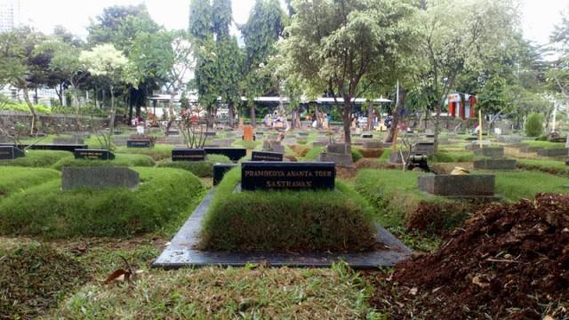 The gravesite of celebrated sastrawan (literary writer) Pramoedya Ananta Toer at Karet Bivak Cemetery