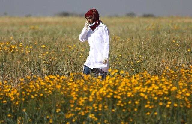 Female Palestinian medic Razan Al-Najar works at the scene of clashes at Israel-Gaza border, in the southern Gaza Strip April 1, 2018. REUTERS/Ibraheem Abu Mustafa/File Photo