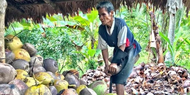 Lolo Mano and his knife