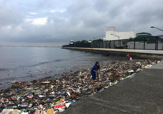 Paglilinis sa Manila Bay sa gitna ng pananalasa ng Habagat, puspusan na