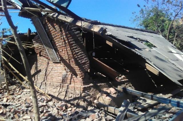 This handout photo taken and released on August 20, 2018 by Badan Nasional Penanggulangan Bencana shows a badly damaged house in Mataram on Indonesia's Lombok island on August 20, 2018 after a series of earthquakes were recorded by seismologists throughout August 19. Handout/Badan Nasional Penanggulangan Bencana/AFP