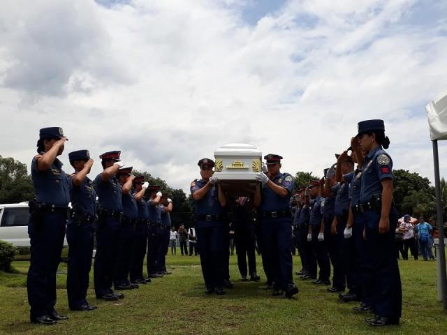 Police officers carry the remains of PO3 Eugene Calumba to his final resting place in Barangay Cadawinonan, Dumaguete City, Negros Oriental on July 5, 2018. Photo: Raffy Cabristante