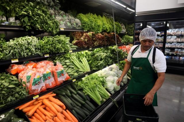 A store worker sets up produce during the opening of a new Walmart Store in San Salvador, El Salvador, August 21, 2018. REUTERS/Jose Cabezas