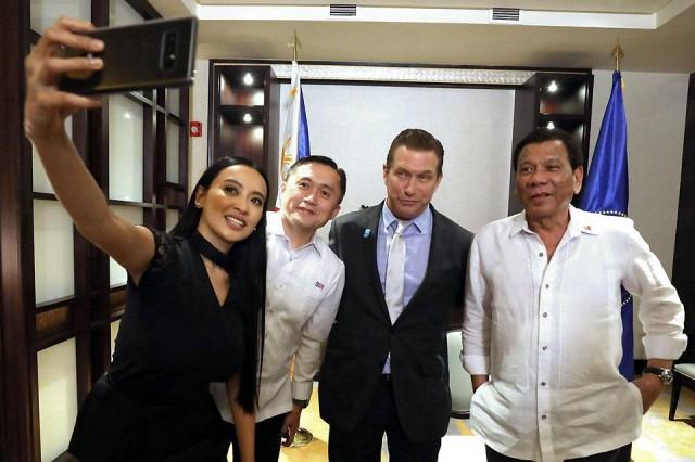 President Rodrigo Duterte poses with Presidential Communications Assistant Secretary Mocha Uson, Hollywood actor Stephen Baldwin, and Special Assistant to the President Christopher Lawrence Go during the actor's courtesy call on the President at the Grand Hyatt Hotel Manila on Wednesday, August 1, 2018. Toto Lozano/PPD 
