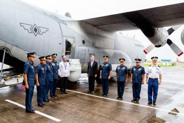 Defense Secretary Delfin Lorenzana (fifth from left) and US Ambassador to the Philippines Sung Kim (fifth from right) join members of the Philippine Air Force and the Joint US Military Assistance Group at the transfer of the SABIR system at Villamore Air Base. Photo: US Embassy