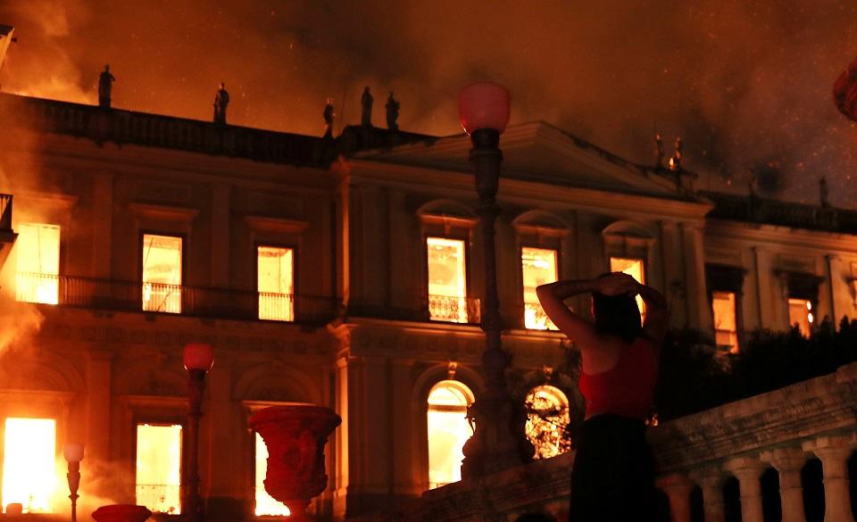 A woman reacts during a fire at the National Museum of Brazil in Rio de Janeiro, Brazil September 2, 2018. REUTERS/Ricardo Moraes