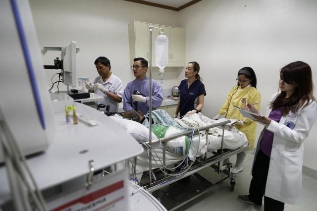 Dr. Jade Jamias (second from left) oversees a procedure at the NKTI. Photos: Edwin Tuyay