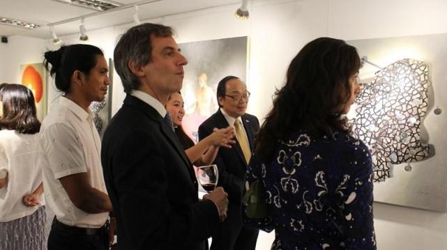 Artists Welbart and Abigal giving an artwork tour to Philippine Ambassador Joseph Del Mar Yap ang Argentine Ambassador Federico Alejandro Barttfeld and his wife Andrea. 