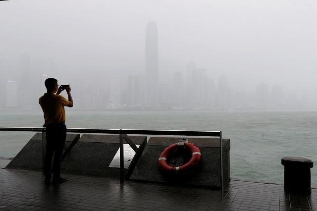 Typhoon Ompong Batters Hong Kong After Leaving Phl News Gma Typhoon Ompong Batters Hong Kong After Leaving Phl