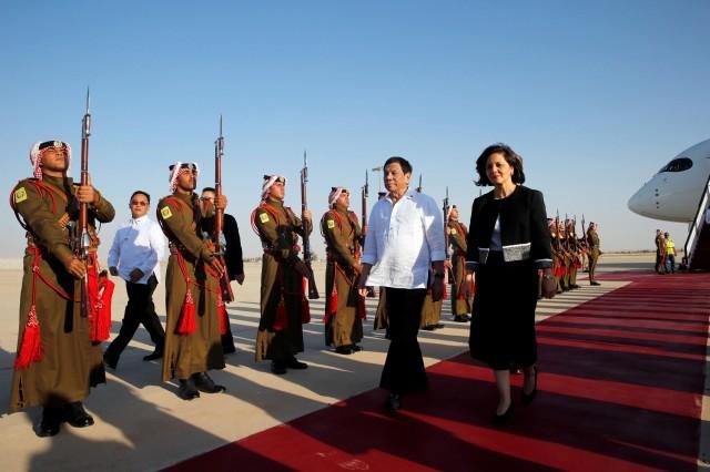 President Rodrigo Duterte and Hala Lattouf, Jordan's Minister of Social Development review guards of honor at the airport in Amman, Jordan, September 5, 2018. REUTERS/Muhammad Hamed