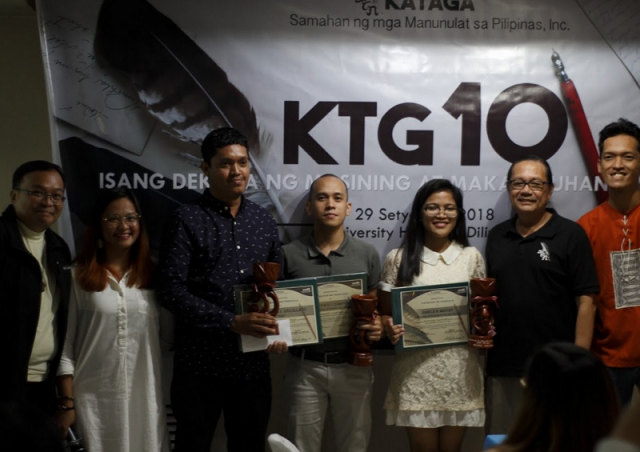 Jan Henry Choa Jr. and Abegail Pariente, head organizers of Gawad Kataga sa Pagsulat ng Dagli, winners Napoleon Arcilla, Christian Paul Camposano, and Danica Matias, Kataga adviser Reuel Aguila, and Kataga President Isaac Ali Tapar