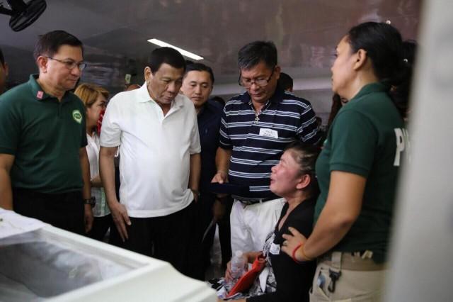 President Rodrigo Duterte with PDEA Director General Aaron Aquino, Special Assistant to the President Secretary Bong Go visit the wake for the PDEA agents killed in an ambush in Kapai, Lanao del Sur on October 5, Friday. MALACA&Atilde;ANG PHOTO