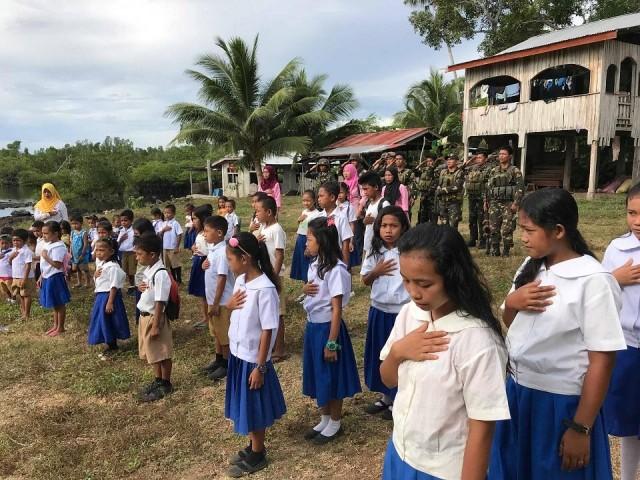 Muling naitaas ang bandila sa Mabuhay Elementary School sa Talipao, Sulu, matapos matalo ang mga Abu Sayyaf sa ligar. PHOTOS: Peewee Bacuno