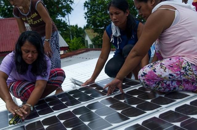 Residents of Sulu-an, Guiuan, Eastern Samar install solar panels on top of their community convenience store last April 16, 2018. (c) Glinly Alvero/ICSC