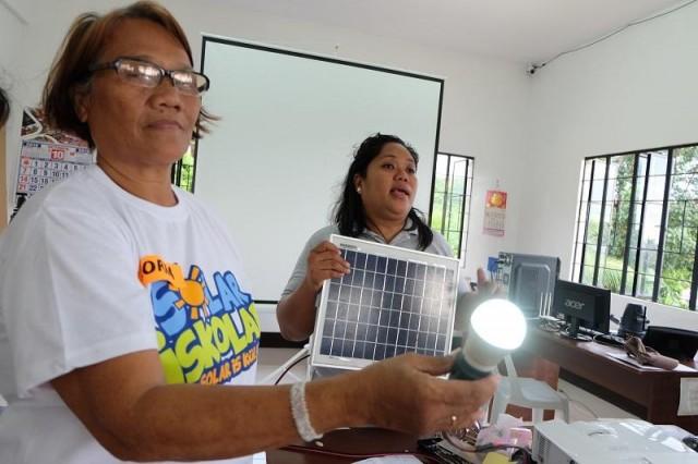 Lorna Dela PeÃ±a and Janice Bertulfo teach the basics of a simple solar-powered system during a Solar Scholars training in Marabut, Samar last October 2018. (c) Denise Fontanilla/ICSC