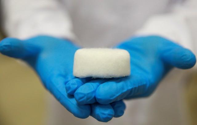 An NUS researcher shows an Aerogel pellet at NUS's Department of Mechanical Engineering in Singapore November 23, 2018. Picture taken November 23, 2018. REUTERS/Yiming Woo