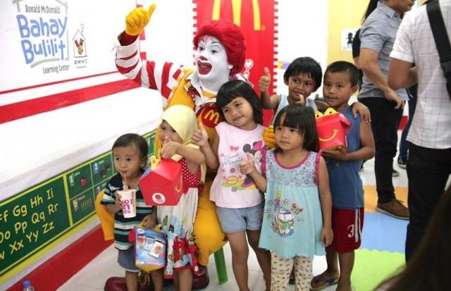 Children of Marawi came to celebrate the opening of the Bahay Bulilit in Marawi where they were able to meet and play with McDonald&acirc;s Philippines Chief Happiness Officer Ronald McDonald. PHOTO COURTESY OF RONALD MCDONALD HOUSE CHARITIES.