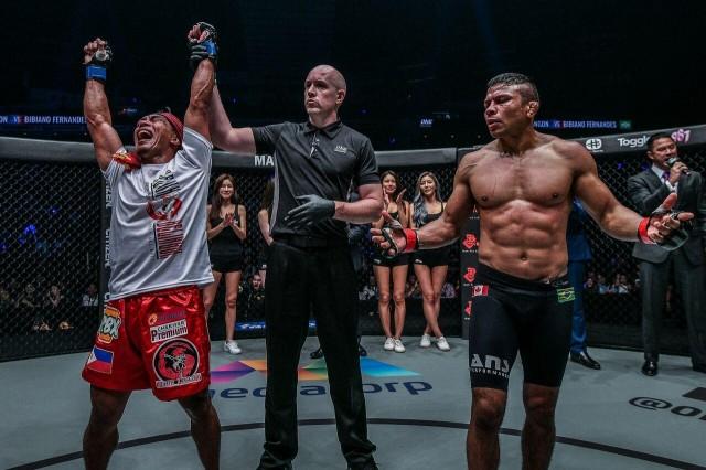 Keving Belingon defeats Bibiano Fernandes to capture the ONE bantamweight world title in the main event of 'ONE: Heart of the Lion' Friday night at Indoor Stadium in Singapore. PHOTO BY ONE CHAMPIONSHIP