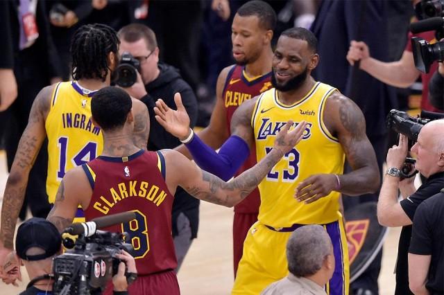 Cleveland fans welcome LeBron, who 