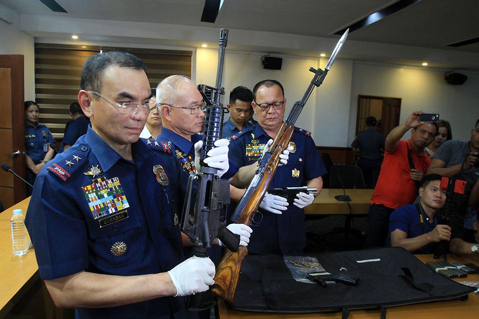 At Camp Bagong Diwa in Taguig City on Thursday, November 8, 2018, PNP chief Director General Oscar Albayalde and NCRPO chief Director Guillermo Eleazar inspect the high powered firearms allegedly seized from National Democratic Front of the Philippines peace consultant Vicente Ladlad, Alberto and Virginia Villamor during a raid at Lot 16-A Block 3 Saint Mark corner Saint Joseph Sts., Dona Tomasa, Bgry. San Bartolome, Novaliches, Quezon City on Wednesday night. Danny Pata 