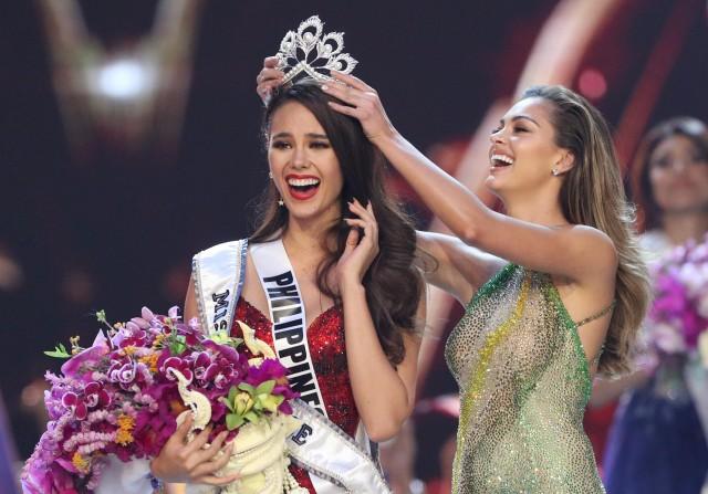 Miss Philippines Catriona Gray is crowned Miss Universe during the final round of the Miss Universe pageant in Bangkok, Thailand, December 17, 2018. REUTERS/Athit Perawongmetha