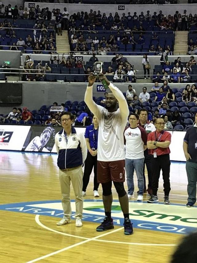 UP's Bright Akhuetie receiving the MVP award. Photo: Justin Kenneth Carandang, GMA News