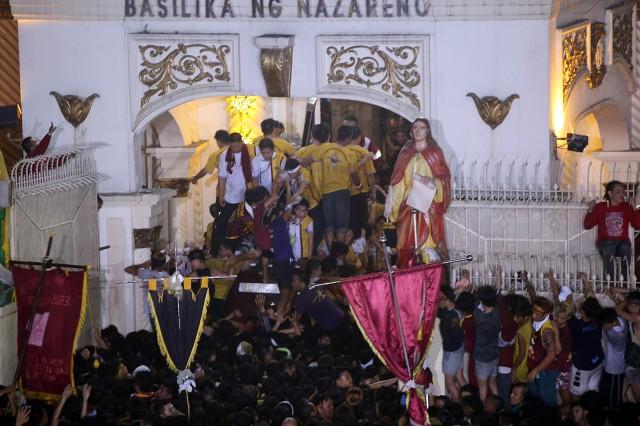 The Andas or the carossa carrying the image of the Black Nazarene is returned to the Quiapo church early Wednesday morning. PHOTO BY DANNY PATA