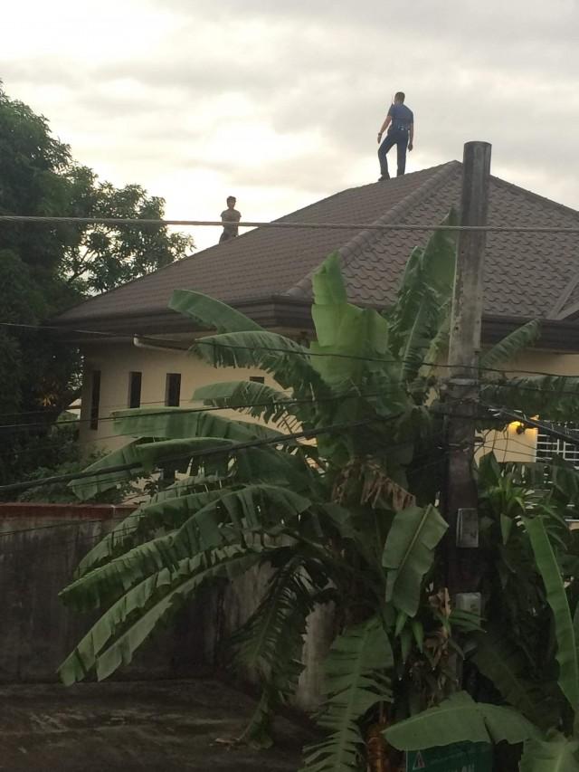 Cops and robbers wild chase over rooftops of houses in a Quezon City subdivision. PHOTO BY QCPD STATION 4