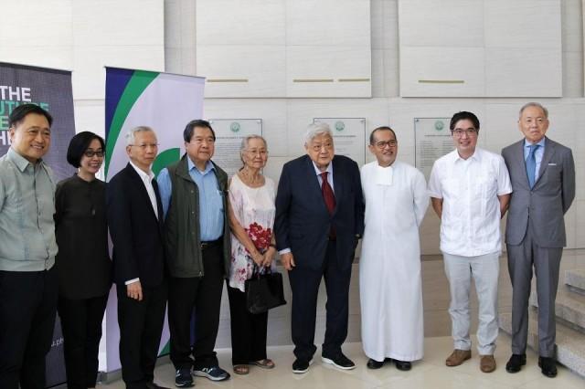 Present at the launch of the John Gokongwei, Jr. Innovation Center in Laguna were JG Summit Holdings, Inc. and De La Salle University officials, including DLSU trustee and former Finance Secretary Cesar Purisima (far left), JG Summit conglomerate founder John Gokongwei Jr. (fourth from right), DLSU Chancellor Br. Bernard Oca (third from right), and JG Summit Holdings CEO Lance Gokongwei (second from right). Photo: JG Summit Holdings Inc.