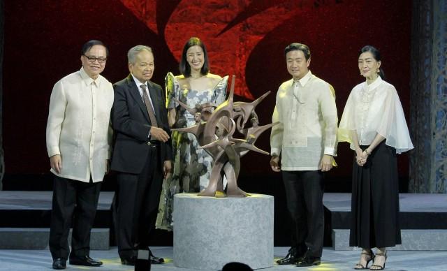 To commemorate the late Dr. George S.K. Ty, Founder and former Chairman of Metrobank Foundation, Inc., a sculpture entitled 'Generosity' was presented to the Ty Family.