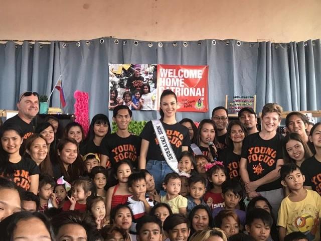Catriona Gray with the kids sof Young Focus Foundation in Tondo. Photo: Kaela Malig/GMA News