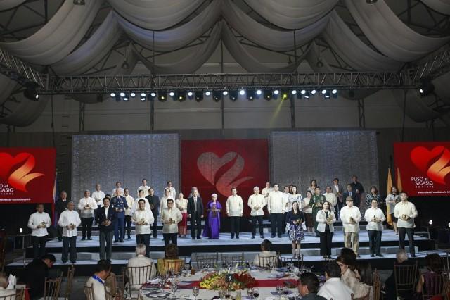 Metrobank Foundation vice chairman Alfred Ty and Board of Advisers chairperson (Ret) Chief Justice Artemio Panganiban with the 2019 PEACE recipients. Joining them is MBFI president Aniceto SobrepeÃ±a, MBFI senior vice president Anjanette Dy Buncio, MBFI corporate secretary Alesandra Ty and Metrobank president Fabian Dee.