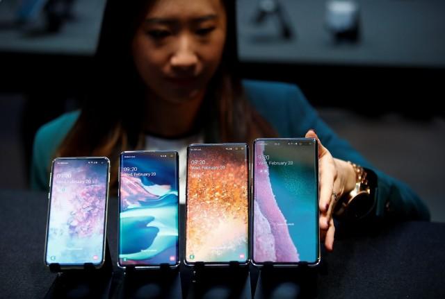 A Samsung employee arranges the new Samsung Galaxy S10e, S10, S10+ and the Samsung Galaxy S10 5G smartphones at a press event in London, Britain February 20, 2019. REUTERS/Henry Nicholls