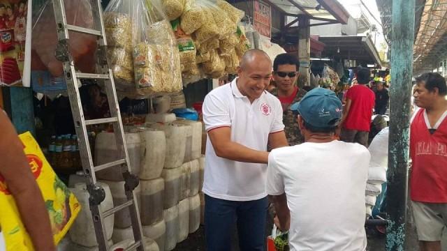 Magdalo Representative Gary Alejano visits a public market in Marikina on Tuesday, February 26, 2019. Photo: Erwin Colcol
