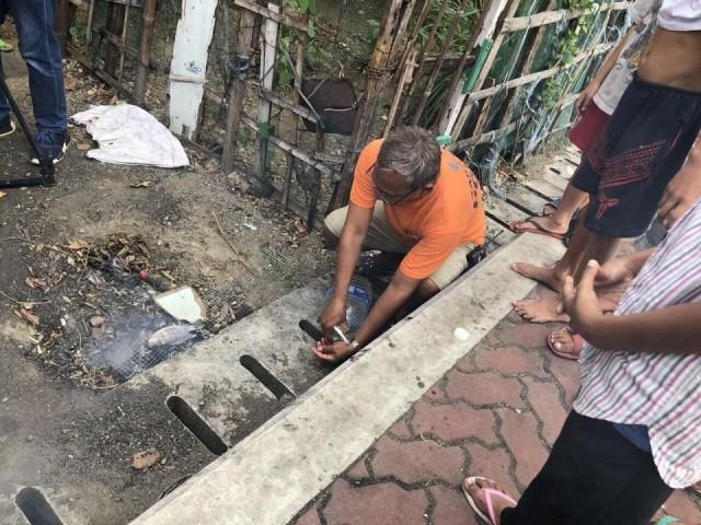 Above and below: Residents catch and cook tilapia and kanduli from the Pasig River, despite authorities' warnings about the river's pollution levels. Photos: Mav Gonzales